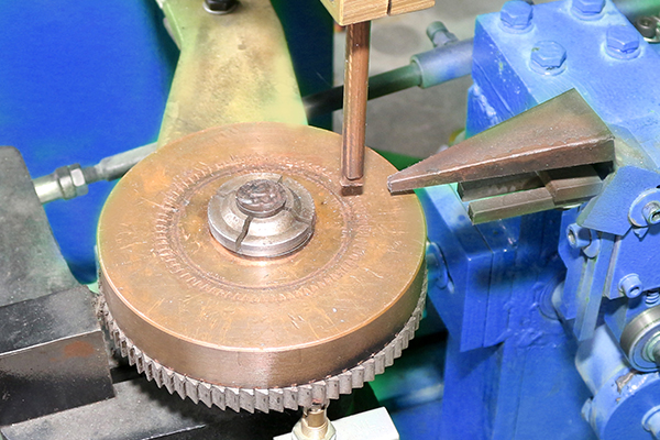 آلة لحام نقطة أوتوماتيكية للخاتم الداخلي مع توزيع سلك دقيق 4