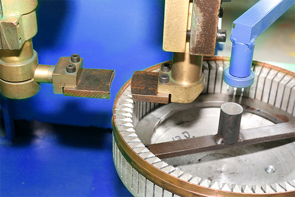 آلة لحام نقطة أوتوماتيكية للخاتم الداخلي مع توزيع سلك دقيق 6