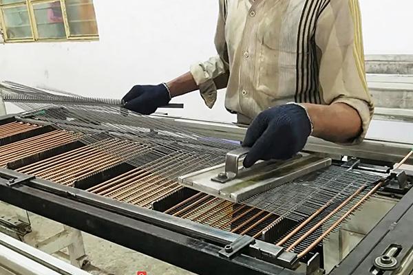 آلة خط إنتاج مكثف أنبوب سلك الثلاجة ، آلة اللحام والانحناء 5