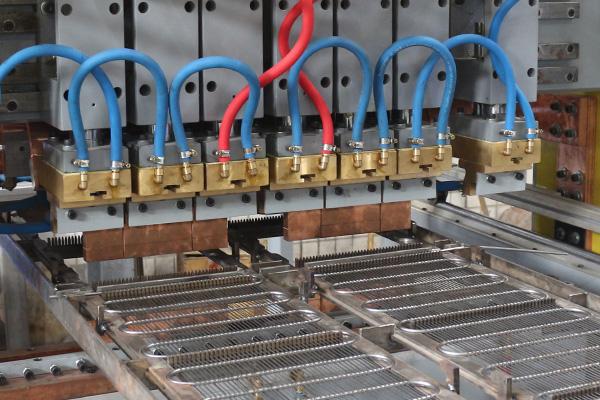 آلة خط إنتاج مكثف أنبوب سلك الثلاجة ، آلة اللحام والانحناء 4