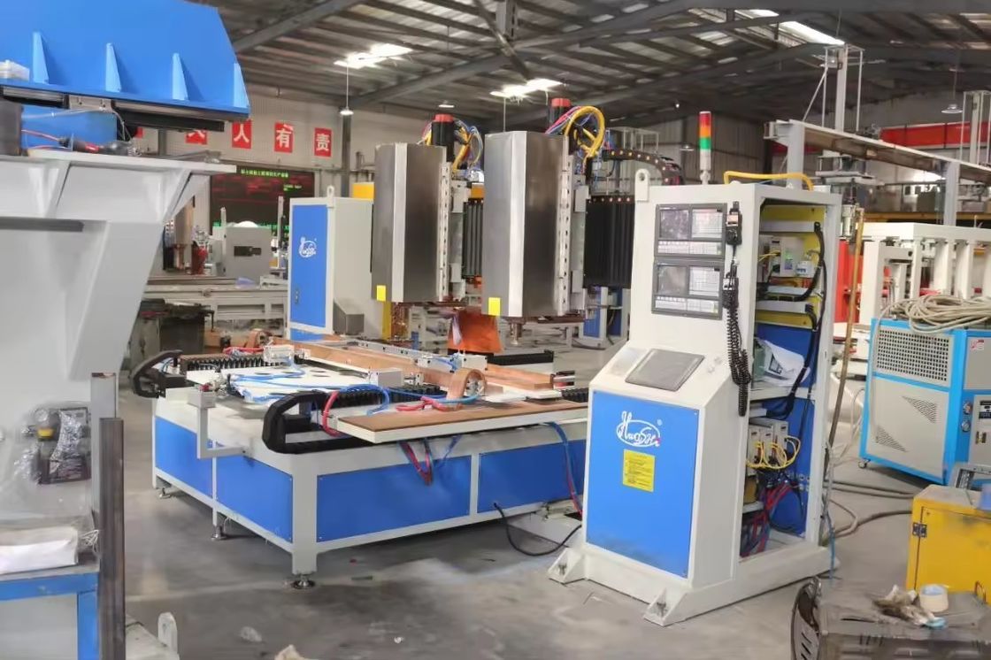 سبعة 7 محور CNC نقطة لحام آلة الرؤوس المزدوجة أوتوماتيكية ورقة معدنية لرف القرفصاء