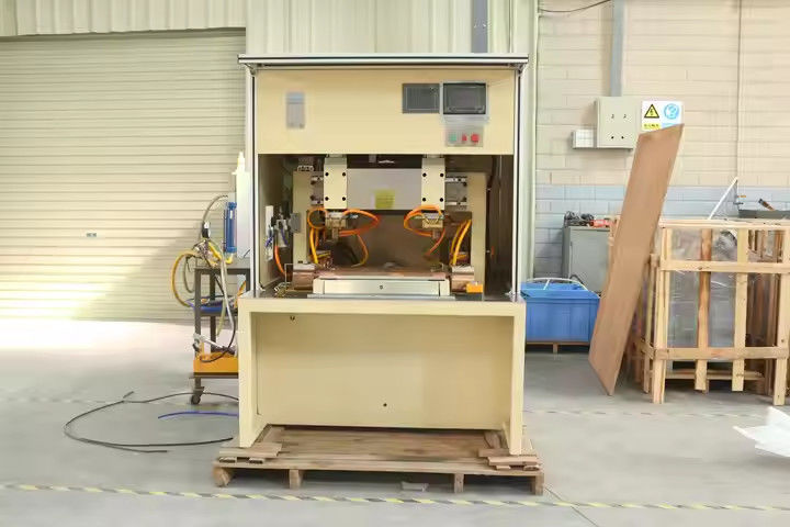 هواشي CNC التردد المتوسط ​​معتدل صغير الباب الصلب الصفائح المعدنية لحام البقعة مع محور XY المغذية المنقولة التلقائية