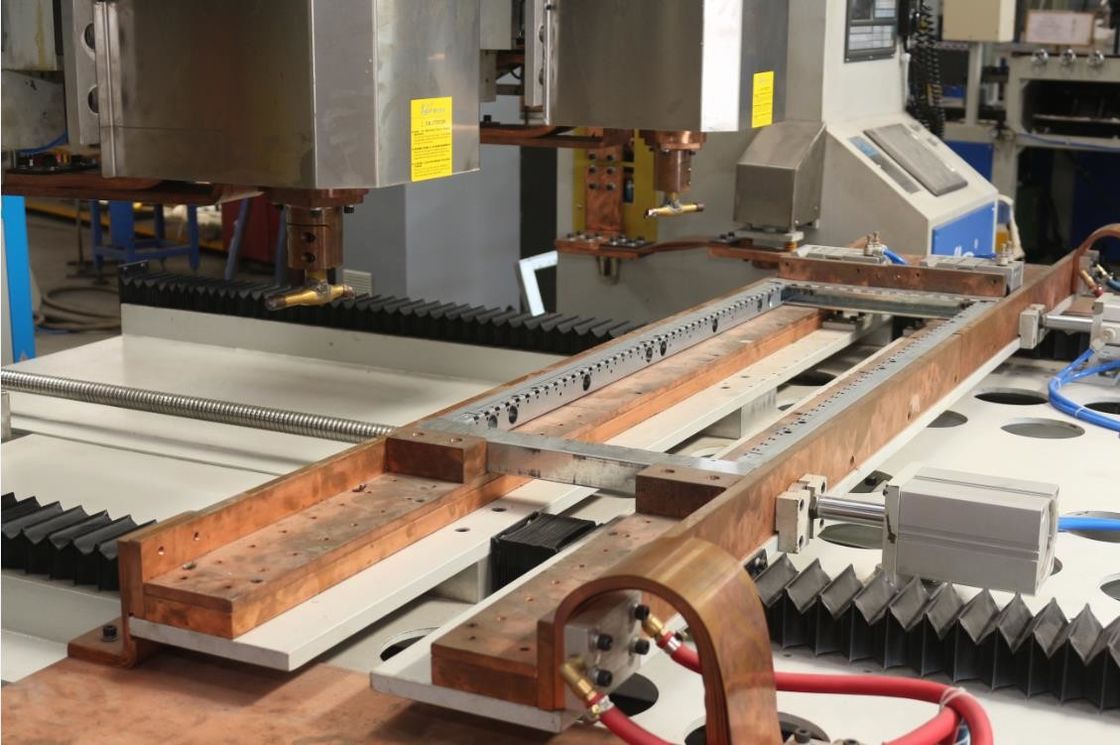 حواشي الأمن الفولاذ المقاوم للصدأ صفيحة باب صفيحة متعددة النقاط الآلية النوع المحمول نقطة لحام آلة