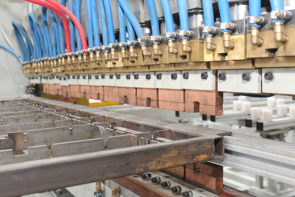 آلة لحام أرفف الأسلاك الأوتوماتيكية الموفرة للطاقة والتي توفر أداءً مستقرًا وصيانة سهلة لخطوط تجميع أرفف الأسلاك